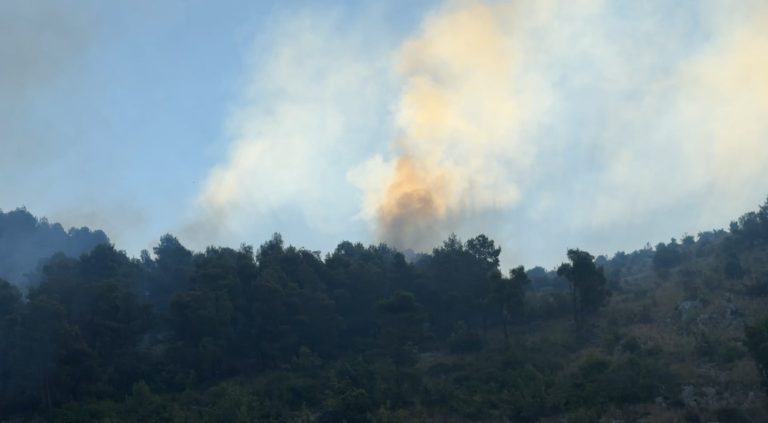 Ndërhyhet nga ajri me helikopter për shuarjen e zjarrit në malin e Shëngjinit, ulet intensiteti i flakëve