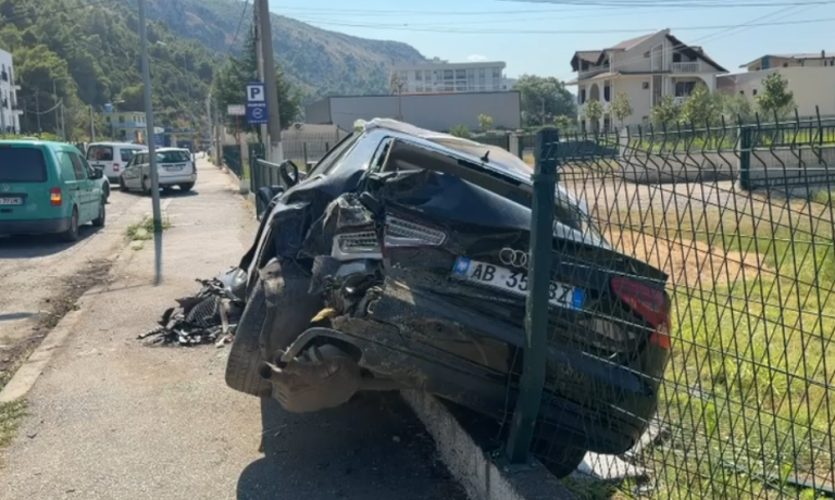 Aksident në Shëngjin, makina përplaset me murin rrethues të një banese dhe me 2 makina të parkuara (VIDEO)