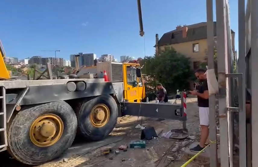 Rrëzohet vinçi në një kantier ndërtimi në Prishtinë, humb jetën i riu. Plagoset një tjetër (VIDEO)