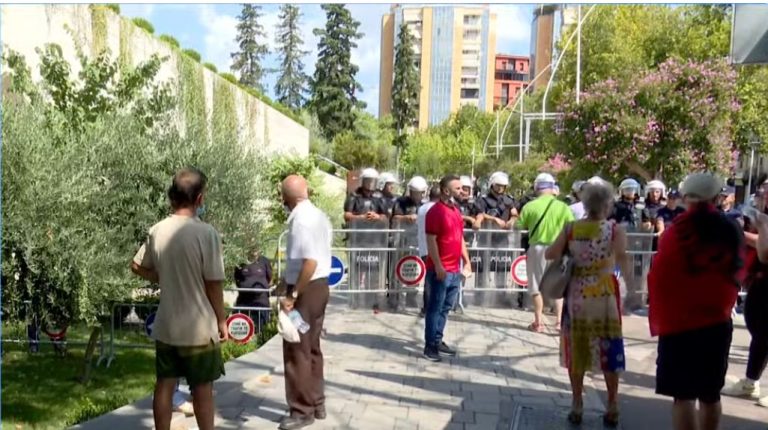 Protestuesit hedhin lëndë plasëse jashtë ambienteve të Parlamentit, lëndohet një efektiv policie