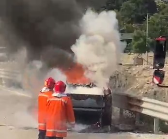 Digjet një mjet në aksin Kuç-Qeparo, zjarrfikësit në vendngjarje (VIDEO)