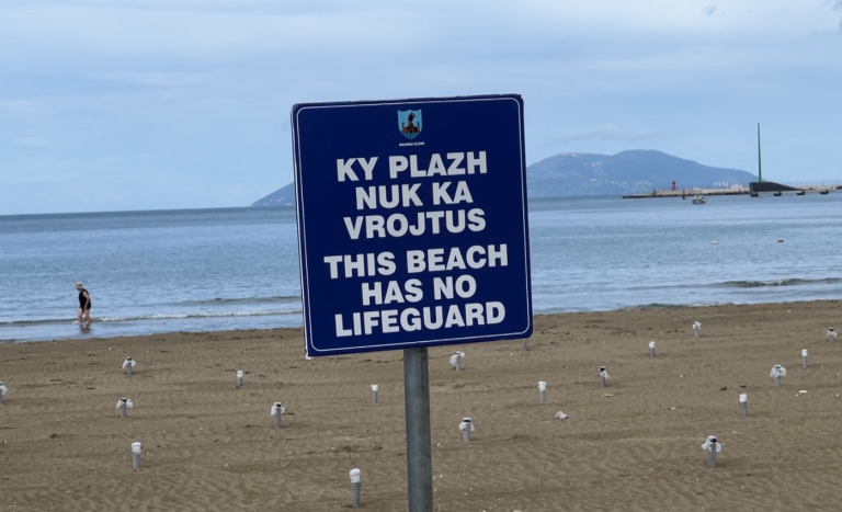 Mungesa e vrojtuesve ngre shqetësime për sigurinë në plazhet e Vlorës