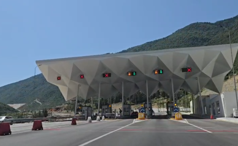 Tuneli i Llogarasë vijon të jetë pa pagesë, drejtuesit e mjeteve kalojnë falas