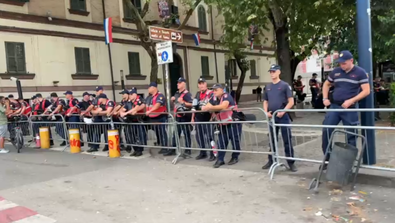 Parlamenti në “shtetrrethim”, forca të shumta policie bllokojnë të gjitha rrugët hyrëse në prag të protestës (VIDEO)