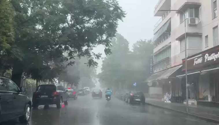 Stuhi në Elbasan, shi dhe breshër shkaktojnë vështirësi në qarkullim (VIDEO)