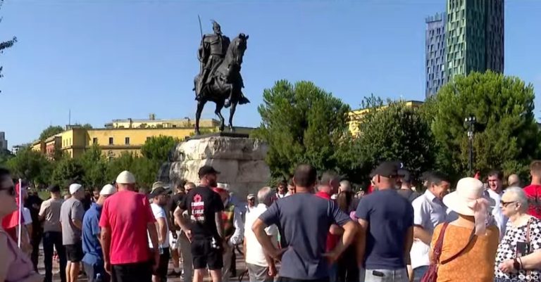 Protestë para Kuvendit, qytetarët marshojnë drejt Parlamentit. 500 forca policie në gatishmëri