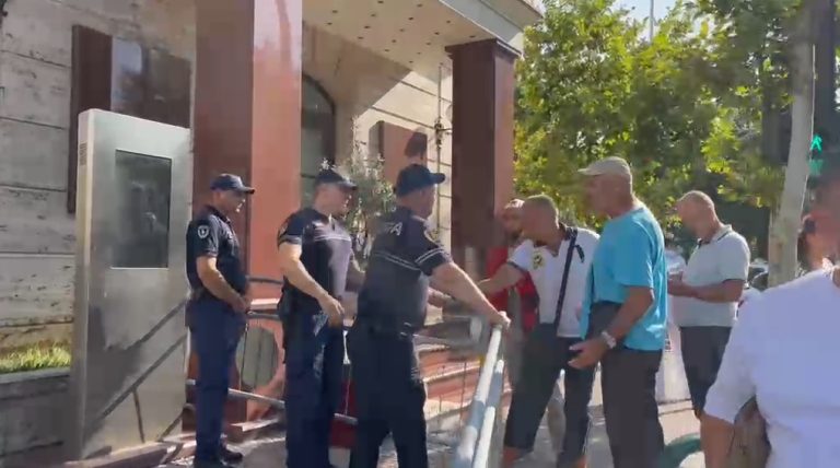 Tensionet e para jashtë Kuvendit, qytetarët tentojnë të heqin gardhin metalik. Ndërhyn policia (VIDEO)