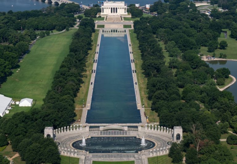 Ish-lojtari olimpik amerikan akuzohet për dëmtim të Pishinës Reflektuese