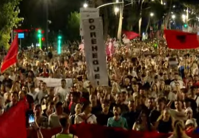 Nis marshimi i qytetarëve, po shkojnë drejt komisariatit nr. 3 ku po mbahen protestuesit e arrestuar