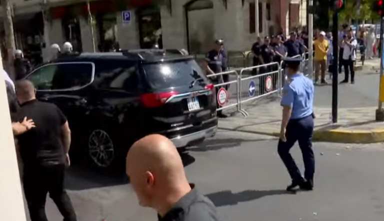 Vijojnë tensionet, protestuesit hedhin vezë në drejtim të mjetit të deputetit