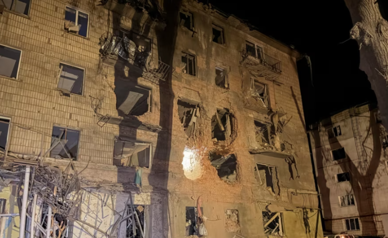 Sulmi rus vret të paktën katër persona, Zelenskyy kërkon presion më të madh ndaj Moskës