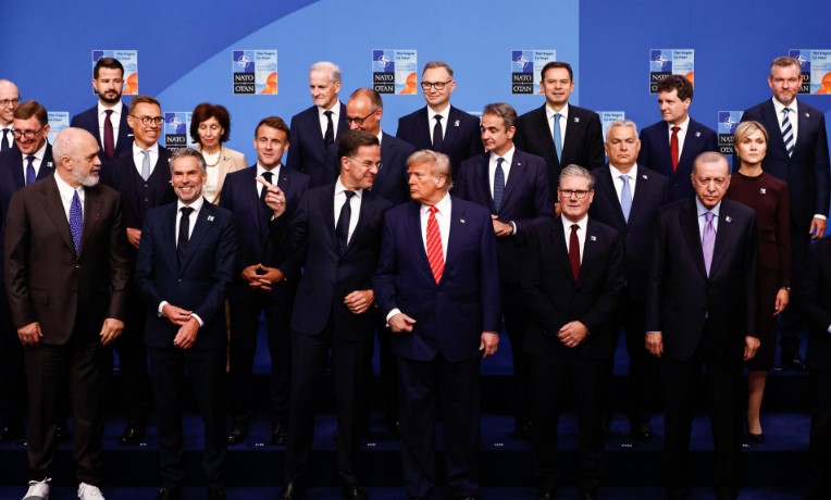 Erdogan u dhuron liderëve të NATO-s pistoleta të personalizuara