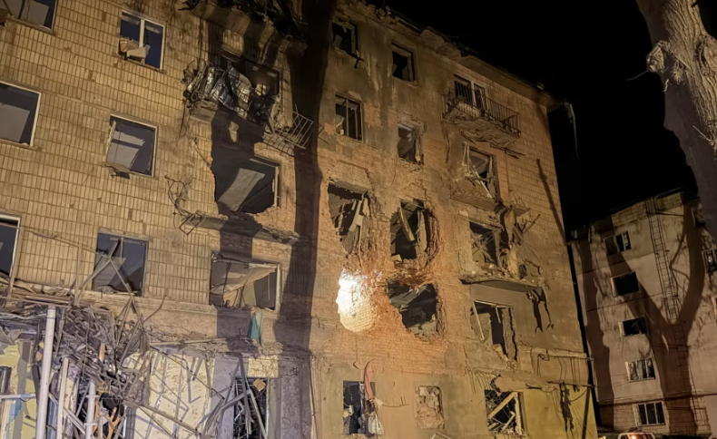 Sulmi rus vret të paktën katër persona, Zelenskyy kërkon presion më të madh ndaj Moskës