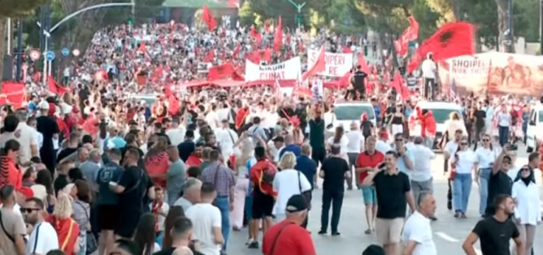 “Dorëheqje” në bulevard, protestuesit marshojnë nga sheshi “Skënderbej” drejt Kryeministrisë