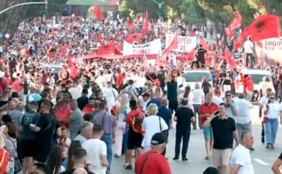 “Dorëheqje”, protestuesit marshojnë nga sheshi “Skënderbej” drejt Kryeministrisë