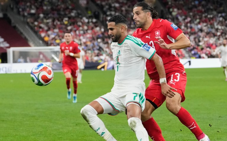 “Është radha e brezit të ri për të luajtur”, Mahrez tërhiqet nga kombëtarja e Algjerisë pas eliminimit nga Kupa e Botës