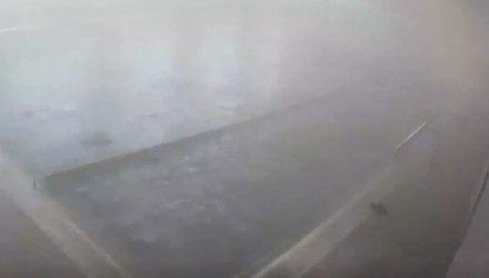 Droni rus përplaset në pishinën e mbyllur në Zaporizhia, katër të plagosur (VIDEO)