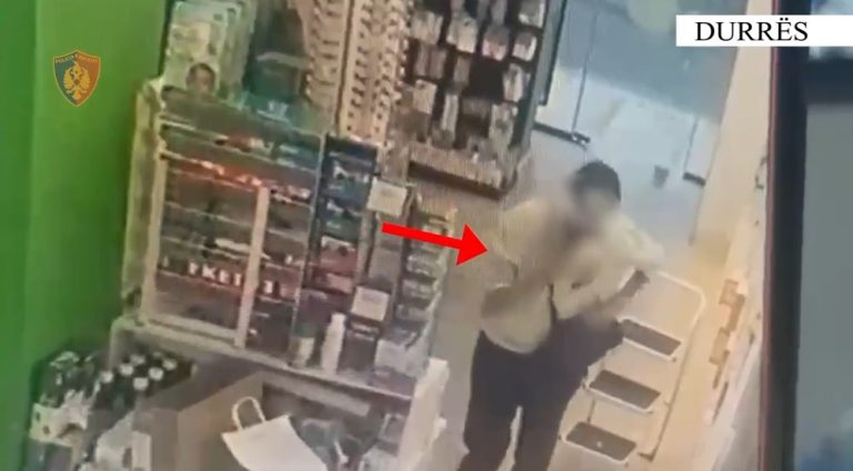 Theu masën “arrest në shtëpi” dhe vodhi me forcë një shumë parash në një farmaci në Durrës, arrestohet 45-vjeçari