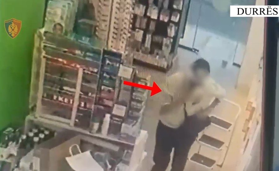 Theu masën “arrest në shtëpi” dhe vodhi me forcë një shumë parash në një farmaci, arrestohet 45-vjeçari në Durrës