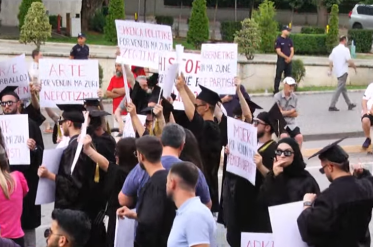Dita e 47-të, qytetarët mblidhen para Kryeministrisë. U bashkohen edhe studentët e veshur me pelerinat e diplomimit