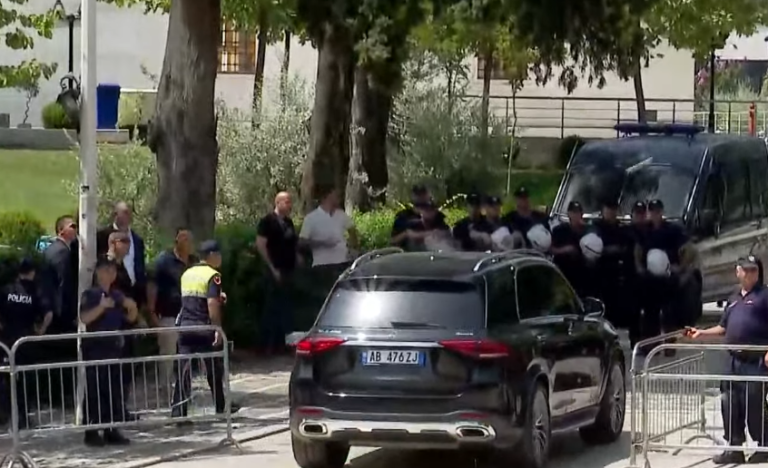Protesta para Kuvendit, qytetarët gjuajnë me vezë makinën e deputetit (VIDEO)