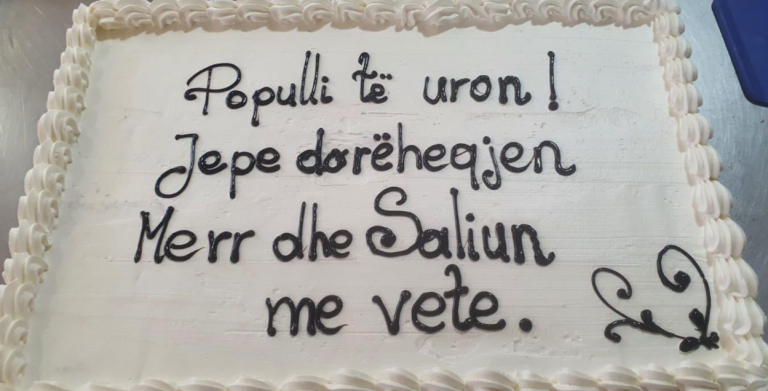 Protestuesit sjellin torta në bulevard në ditëlindjen e kryeministrit: Populli të uron! (VIDEO)