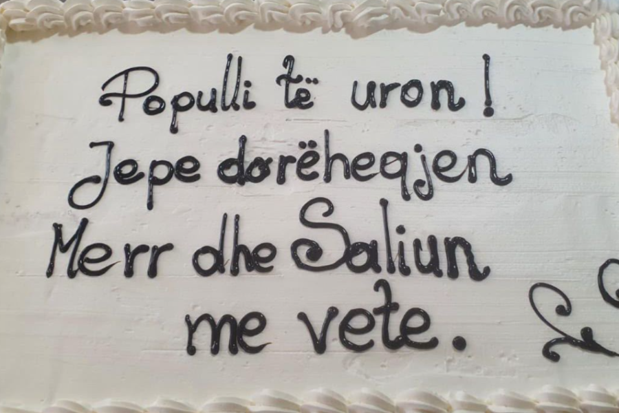 Protestuesit sjellin torta në bulevard në ditëlindjen e kryeministrit: Populli të uron! (VIDEO)