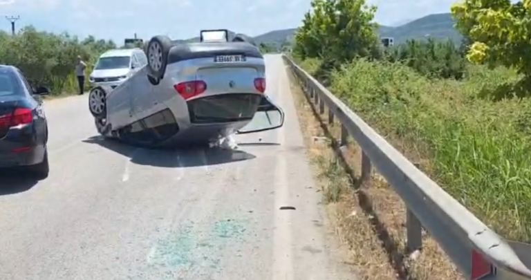 Makina përmbyset pas përplasjes në aksin Lushnjë–Berat, 6 të plagosur, mes tyre 3 fëmijë (VIDEO)