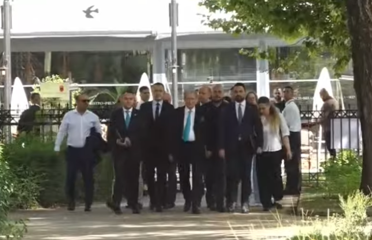 Berisha dhe deputetët e PD mbërrijnë në Kuvend, vijojnë tensionet e qytetarëve me policinë