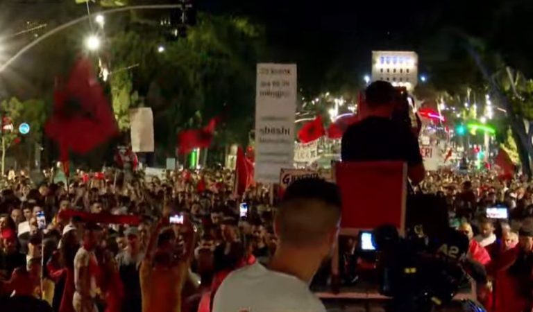 Dita e 42-të, nis marshimi i qytetarëve, gazetarja tregon intenerarin e rrugëve ku do të protestohet