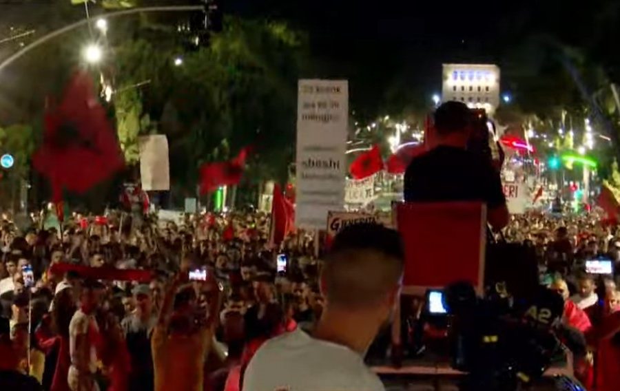 Dita e 42-të, nis marshimi i qytetarëve, gazetarja tregon intenerarin e rrugëve ku do të protestohet