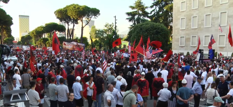 LIVE – Dita e 35-të e protestës, qytetarë nga diaspora mbërrijnë në Tiranë për tubimin kombëtar