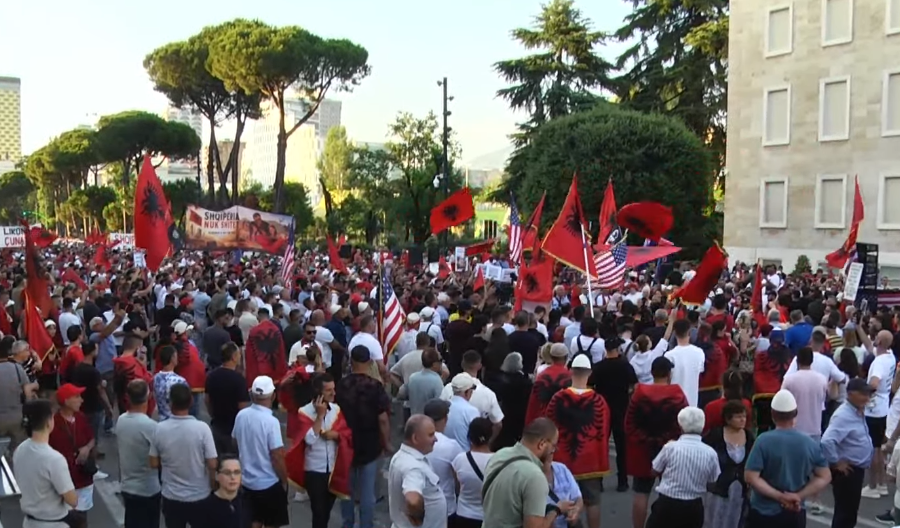 LIVE – Dita e 35-të e protestës, qytetarë nga diaspora mbërrijnë në Tiranë për tubimin kombëtar
