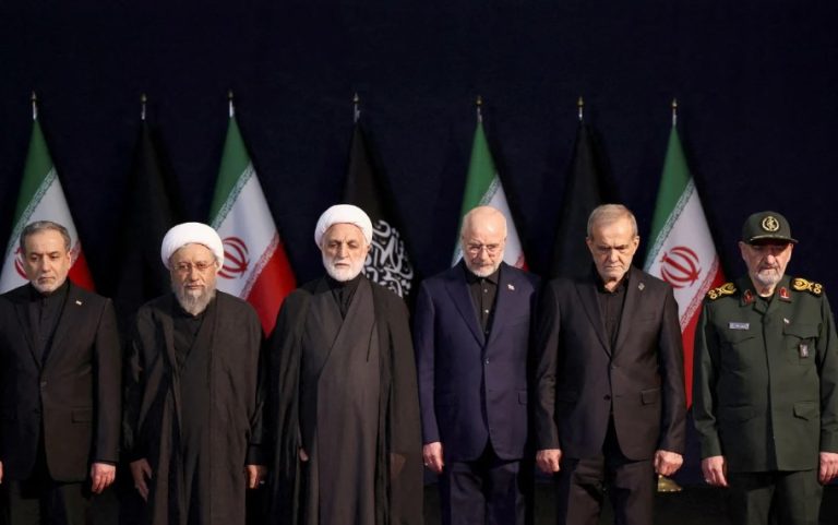 Pritet të zgjasë disa ditë, kush mori pjesë në funeralin e Khameneit?