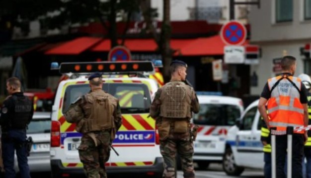 Sulm me thikë në Paris, plagosen rëndë tre gra! Arrestohet autori