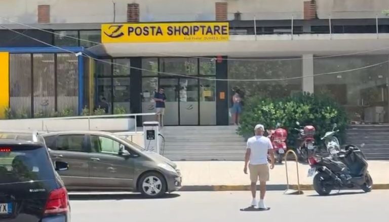 Dyshime për abuzim me fondet, ndalohen drejtoresha e filialit të Postës në Durrës dhe dy punonjëse të tjera