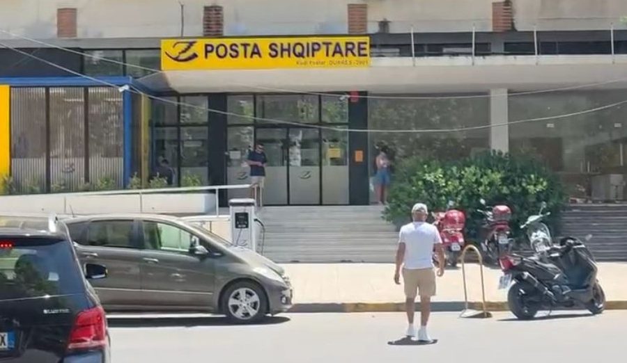 Dyshime për abuzim me fondet, ndalohen drejtoresha e filialit të Postës në Durrës dhe dy punonjëse të tjera
