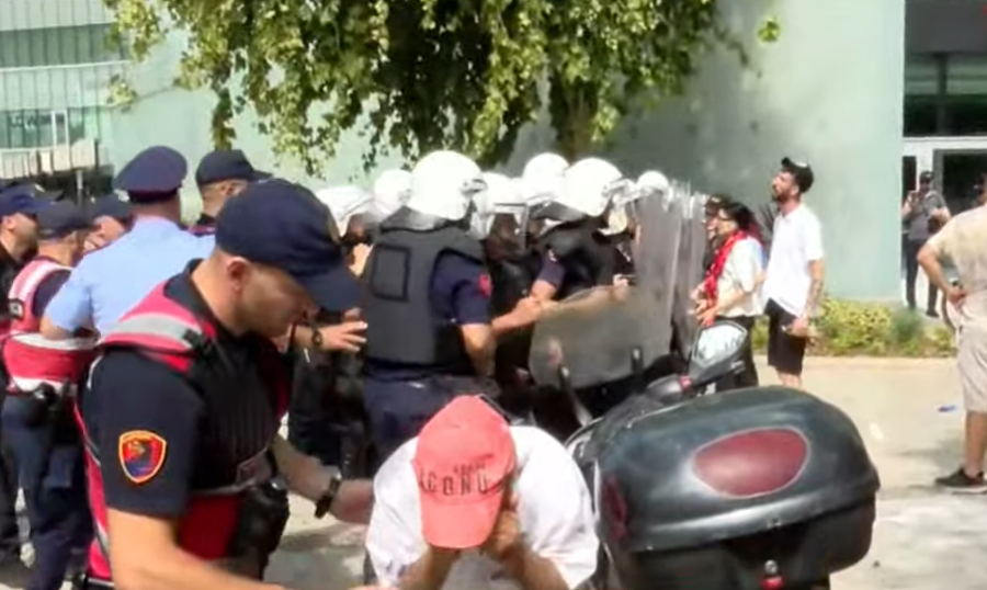 Tensione jashtë Kuvendit! Pas përdorimit të spray-t djegës, polici i vjen në ndihmë qytetarit