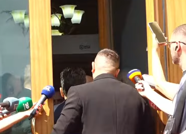 “Më tregoni mua urdhrin”, Shehaj nuk lejohet nga Garda të futet në Kuvend (VIDEO)