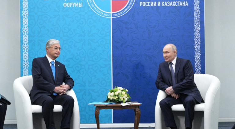 Presidenti i Kazakistanit ia thotë në sy Putinit: Ndalini luftimet në Ukrainë (VIDEO)