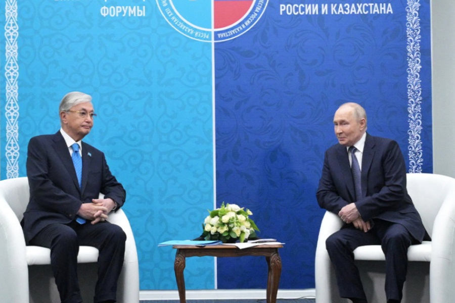Presidenti i Kazakistanit ia thotë në sy Putinit: Ndalini luftimet në Ukrainë (VIDEO)