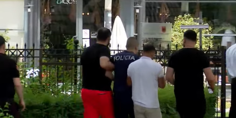 Përplasjet para Parlamentit, lëndohen disa protestues dhe 2 punonjës policie