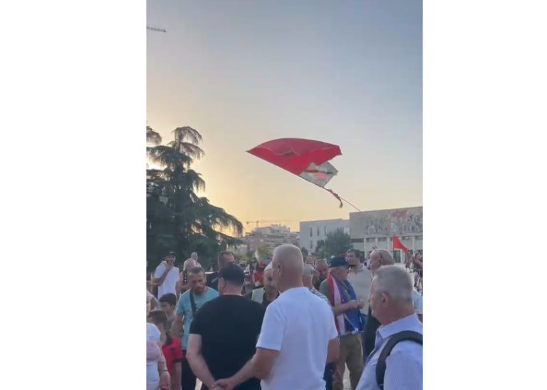 Dita e 49-të e protestës, qytetarët fillojnë grumbullimin në sheshin “Skënderbej” (VIDEO)