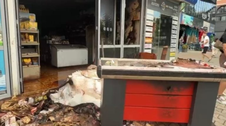 Përfshihet nga flakët një biznes në qendër të Elbasanit