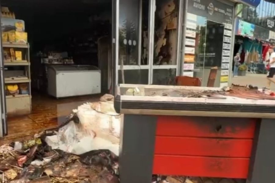 Përfshihet nga flakët një biznes në qendër të Elbasanit