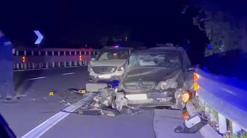 Dy automjete përplasen në aksin Elbasan–Librazhd, një grua bllokohet në mjet