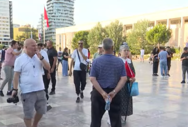 Dita e 32-të e protestës, nis grumbullimi i qytetarëve në Sheshin “Skënderbej”