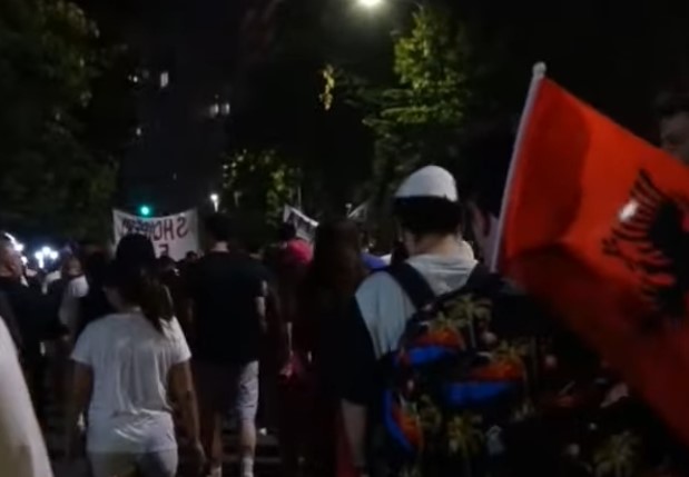 Dita e 57-të e protestës, qytetarët marshim në rrugët e Tiranës. Nesër mblidhen para Parlamentit (VIDEO)