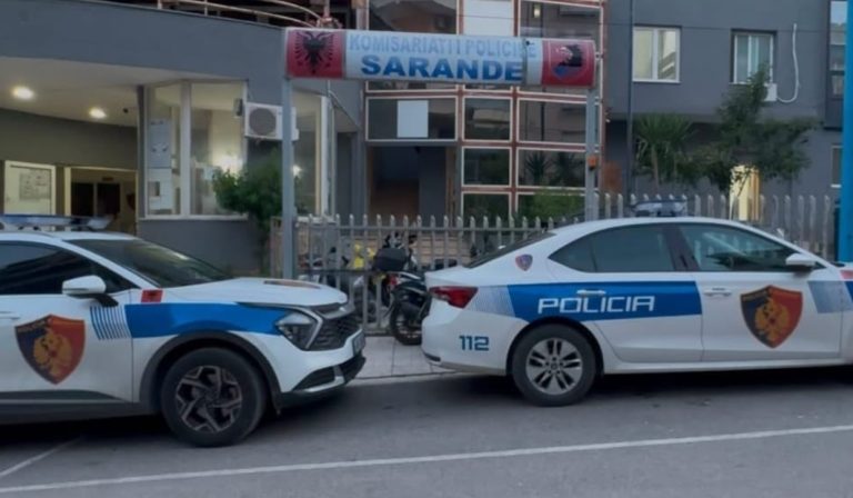 Oficeri i policisë së Sarandës përplaset fizikisht me një grup personash, disa të shoqëruar