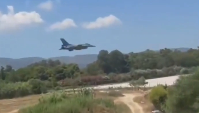 F-16 përfshihet nga flakët pas uljes emergjente në Greqi, piloti shpëton në kohë (VIDEO)